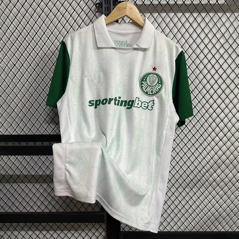 “Camisetas Oficiais do Palmeiras: Tradição em Branco e Verde”
