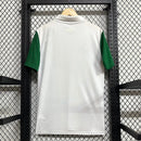 “Camisetas Oficiais do Palmeiras: Tradição em Branco e Verde”